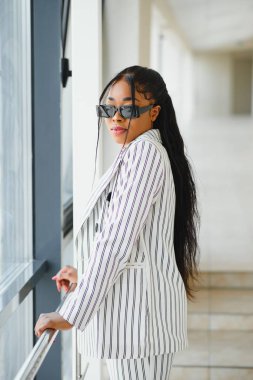 Genç iş kadını ayakta koridor modern ofis binası