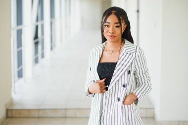 Ofiste resmi giyinmiş Afro-Amerikan iş kadını..