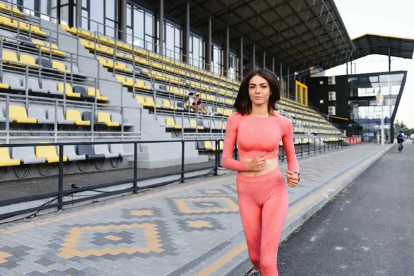 Młoda Kobieta Uruchomiona Słoneczny Poranek Stadion — Zdjęcie stockowe