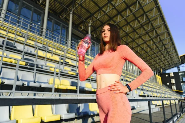 Mooie Jonge Sportieve Vrouw Die Water Drinkt Het Hardlopen Fit — Stockfoto