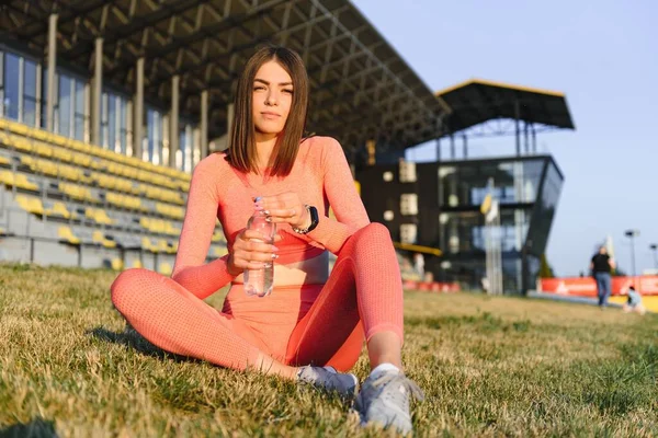 Relaxe Grama Mulher Cansada Após Esporte — Fotografia de Stock