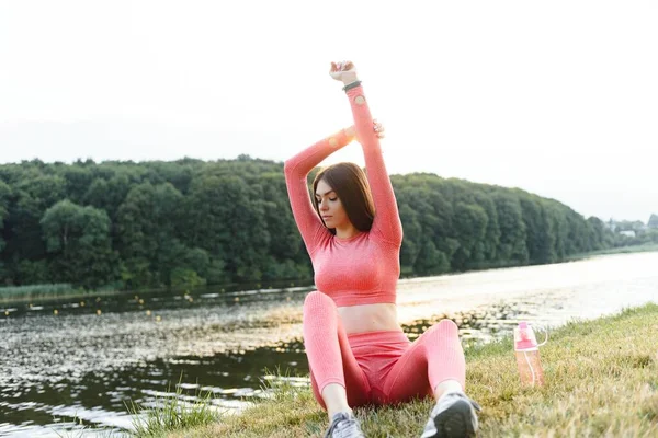 Mujer Caucásica Joven Haciendo Ejercicio Entrenamiento Activo Una Esterilla Yoga —  Fotos de Stock