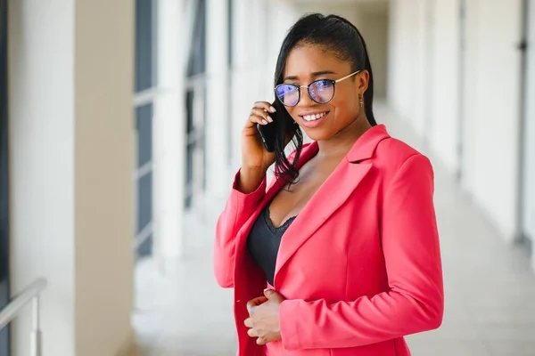 African American Businesswoman Speaking Smartphone Office Hall Copy Space — Stock Photo, Image