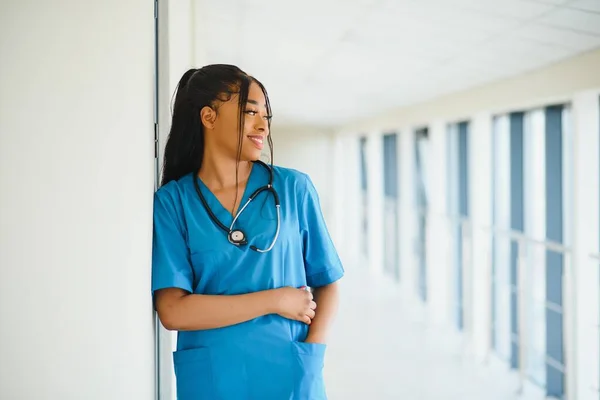 ラボのコートを着た自信のある女性医療専門家の笑顔の肖像画は 腕が眼鏡を持って交差しました 隔離された病院の背景 — ストック写真