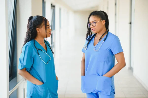 Zwei Freundlich Fröhliche Ärztinnen Oder Krankenschwestern Amt — Stockfoto