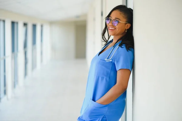 Ritratto Amichevole Sorridente Fiducioso Professionista Sanitario Femminile Con Camice Laboratorio — Foto Stock