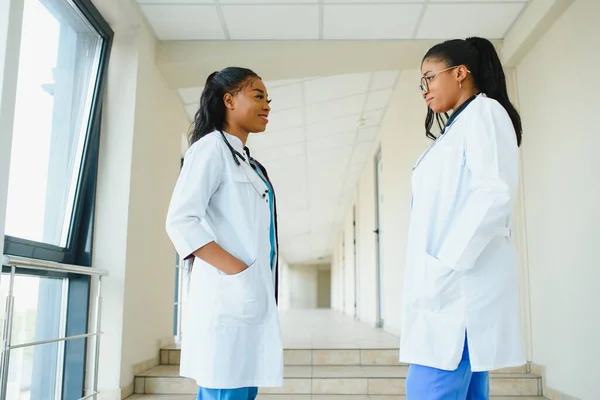 Porträt Des Medizinischen Personals Flur Des Modernen Krankenhauses — Stockfoto