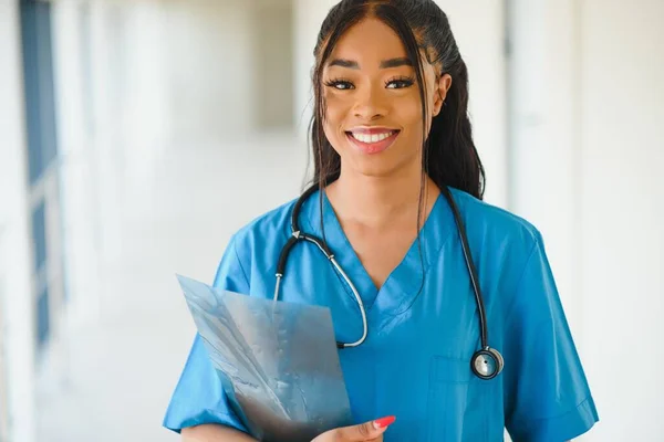 Красивая Африканская Американская Педиатрическая Медсестра Современном Офисе — стоковое фото