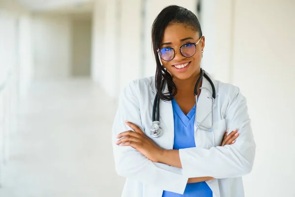 Medicina Professione Concetto Assistenza Sanitaria Felice Sorridente Medico Afroamericano Donna — Foto Stock