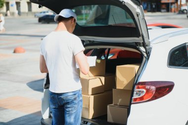 Arabadaki Genç Teslimatçı Listesini Kontrol Ediyor