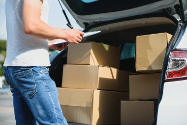 Paket kutusu olan bir postacı. Posta servisi.