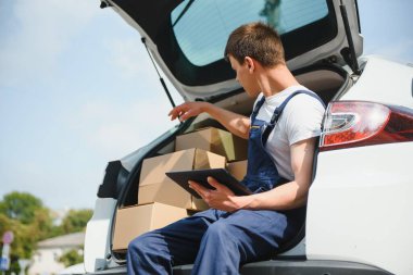 Paketi teslim araba - kurye hizmeti kavramı taşıyan bir adam