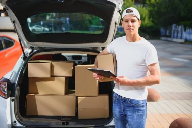 Paketi teslim araba - kurye hizmeti kavramı taşıyan bir adam