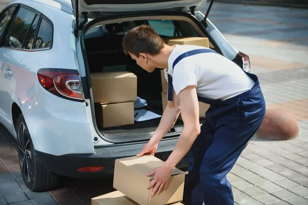 Delivery Man Picking Box Car — Stock Photo, Image