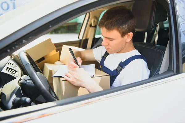 Jovem Entrega Homem Verificando Lista Área Transferência Carro — Fotografia de Stock