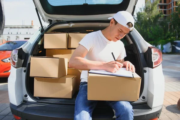 Young Male Courier Parcels Delivery Service Car — Stock Photo, Image