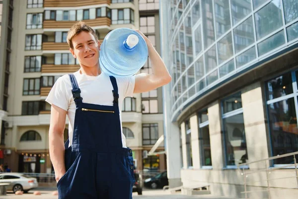 Leverans Man Med Flaska Vatten Utomhus — Stockfoto