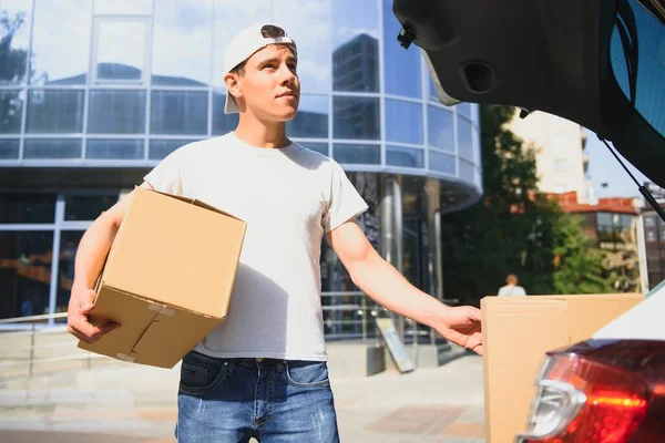 Smiling Delivery Man Holding Paper Box — Stock Photo, Image