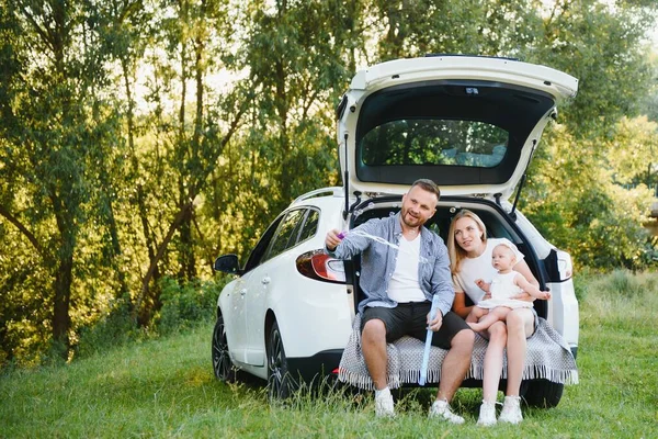 Šťastná Rodina Kufru Auta Slunečného Dne Výlet — Stock fotografie