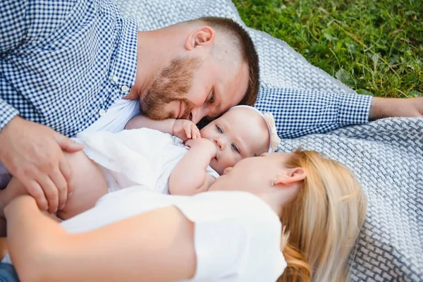 Young Family Lies Blanket Summer Park — Stock Photo, Image