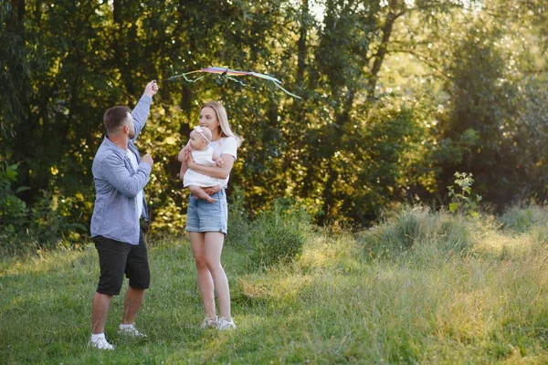 Familia Feliz Caminando Campo Naturaleza Atardecer — Foto de Stock