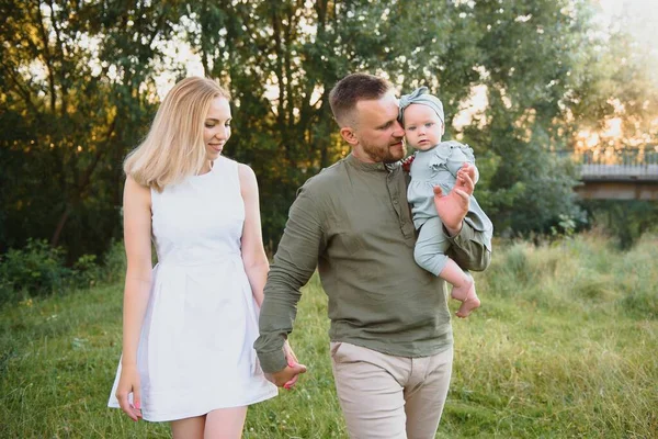 Joyeux Jeune Famille Passer Temps Ensemble Dehors Dans Nature Verte — Photo