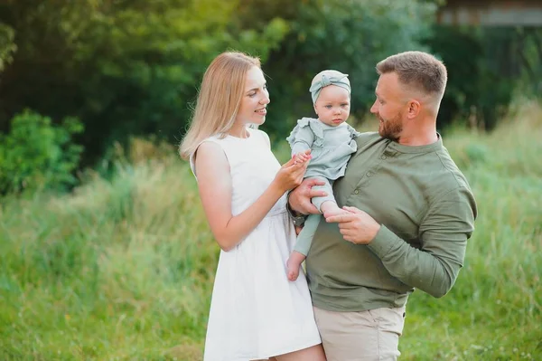 Joven Hermosa Familia Con Abrazo Hija Pequeña Beso Caminar Naturaleza — Foto de Stock