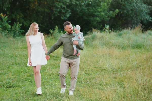 Gelukkig Jong Familie Tijd Doorbrengen Samen Buiten Groene Natuur — Stockfoto