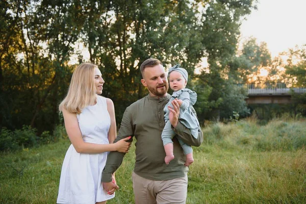 Junge Schöne Familie Mit Einer Kleinen Tochter Umarmen Küssen Und — Stockfoto