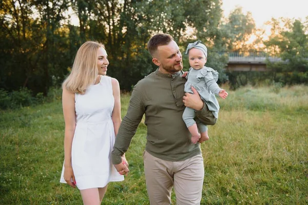 Jeune Belle Famille Avec Une Petite Fille Câlin Baiser Marcher — Photo