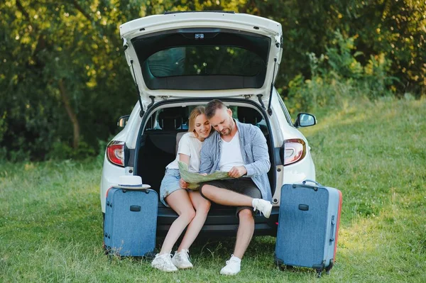 Ehepaar Sitzt Urlaub Auf Fließheck Des Autos Neben Der Straße — Stockfoto
