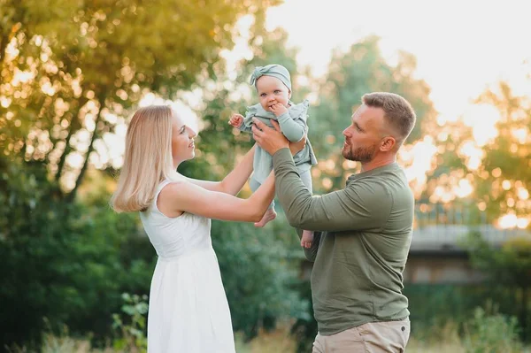 Jeune Belle Famille Avec Une Petite Fille Câlin Baiser Marcher — Photo