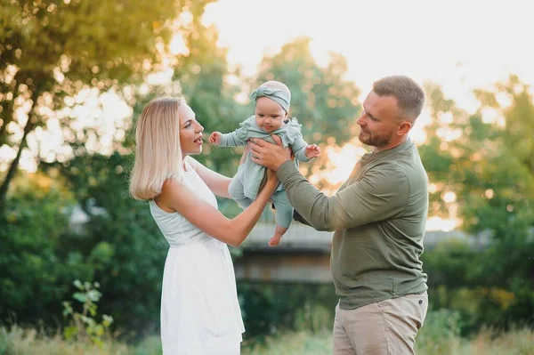 Happy Young Family Spending Time Together Green Nature — Stock Photo, Image