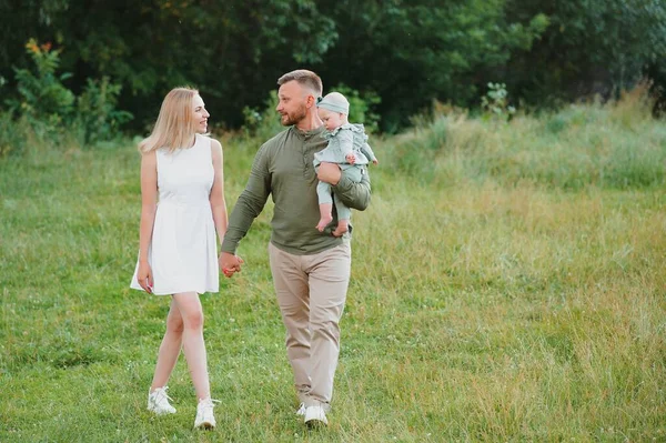 Gelukkige Familie Wandelen Het Veld Natuur Bij Zonsondergang — Stockfoto