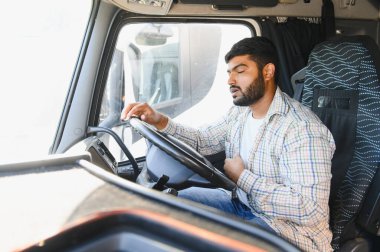 Kamyon süren genç bir adam rahatsızlık hissediyor ve göğsünü sıkıyor. Yolda bir sağlık sorunu yaşıyor.