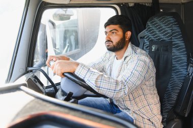 Hintli bir adam büyük bir kamyon kullanıyor, malları taşıyor. Meslek, meslek, küresel lojistik ve sıkı çalışma