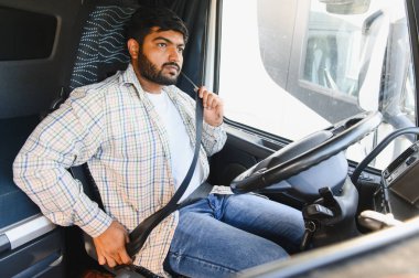 Hint kamyon şoförü emniyet kemerini takıyor, uzun mesafe ulaşım ve lojistik operasyonları için güvenlik ve hazırlık vurgusu yapıyor