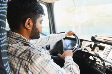 Lojistik şirketi için çalışan, otobanda mal taşıyan ve yola odaklanan profesyonel bir erkek sürücü.