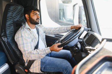 Hint şoförü takside oturuyor, emniyet kemeri takıyor, direksiyonu tutuyor. Yola odaklan.