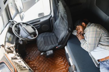 Kamyon şoförü takside uyuyor, uzun bir yolculuğa ara veriyor, güvenliği sağlıyor ve yorgunluğu önlüyor.