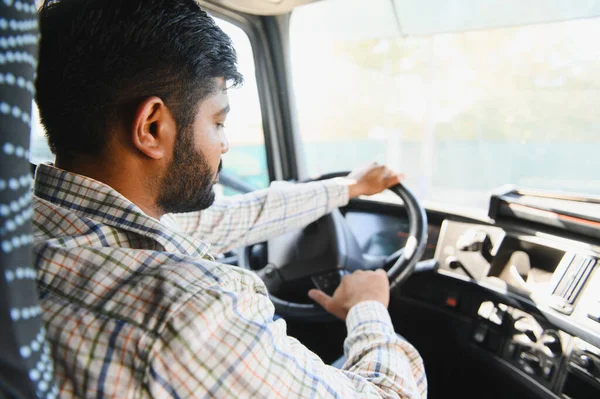 Lojistik şirketi için çalışan, otobanda mal taşıyan ve yola odaklanan profesyonel bir erkek sürücü.