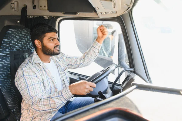 Hintli erkek kamyon şoförü hayal kırıklığı yaşıyor, el kol hareketi yapıyor, takside oturuyor ve malları taşıyor.