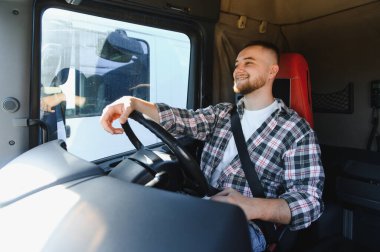 Lojistik ve ulaşım sektöründe çalışan, yarı kamyon kullanan mutlu sakallı bir adam. Kargo teslim eden profesyonel bir sürücü.