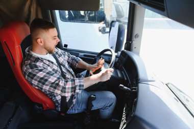 Kamyonet süren genç bir adam, yol kavgası yaşıyor ve düdük çalarak korna çalıyor. Stresli trafik anı