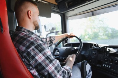 Kamyon şoförü büyük bir ticari araçta yol alıyor, mal dağıtıyor ve ticari taşımacılık için lojistiği yönetiyor.
