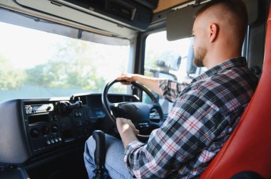 Yarı kamyon süren, uzun mesafeler boyunca mal taşıyan bir adam. Lojistik, dağıtım ve profesyonel ulaşıma odaklan