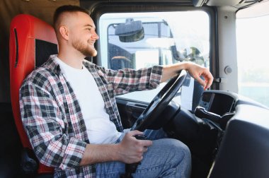 Kamyon süren gülümseyen genç adam, profesyonel uzun mesafe ulaşım, lojistik ve mutlu teslimat hizmetlerini temsil ediyor.