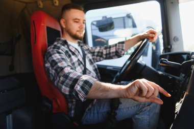 Kamyon şoförü, lojistik sektöründe çalışan profesyonel bir adam. Malların teslimi ve nakliye işlemleri