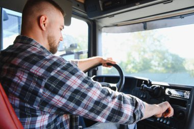 Profesyonel kamyon şoförü, nakliye sırasında yola odaklanıyor. Lojistik ve ulaşım endüstrisi