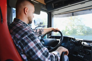 Profesyonel kamyon şoförü yolda bir tır kullanıyor, yolculuğa odaklanmış, lojistik ve küresel tedarik zinciri sergiliyor